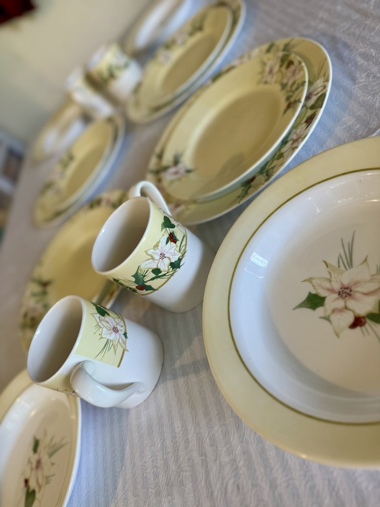 Corelle Winter Harmony Collection: 12-Piece Dinner Set
