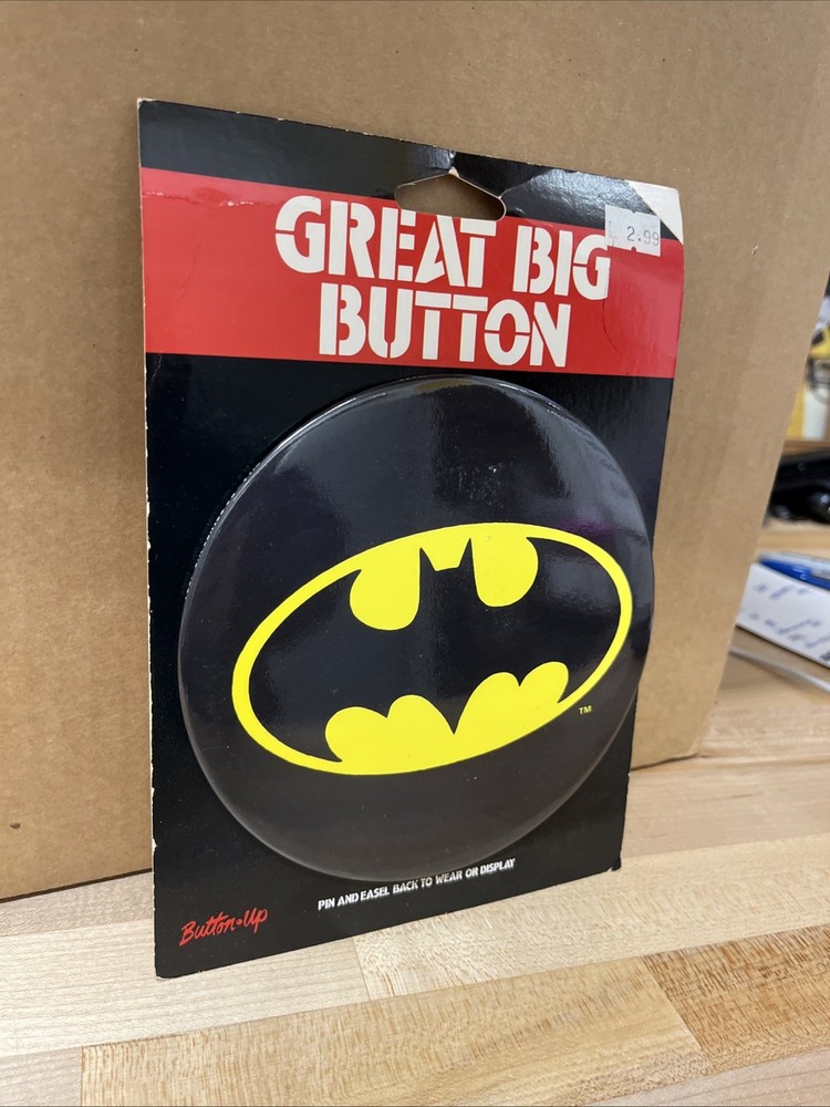 Batman 6” Great Big Button New On Card. Box 223