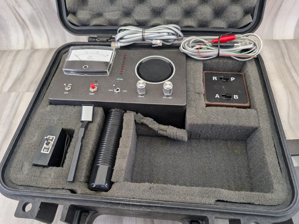 AS IS - UNTESTED Counter Surveillance Electronics Kit Bug Sweep RF Locator Used