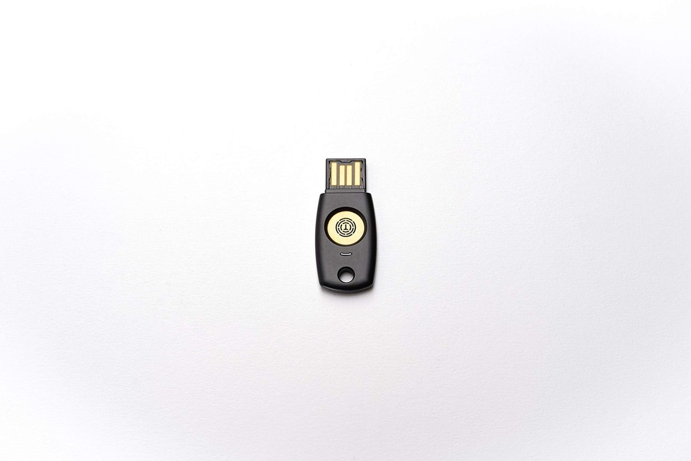 FIDO2 U2F Security Key Passkey Two-Factor Authentication (2FA) Small, Black