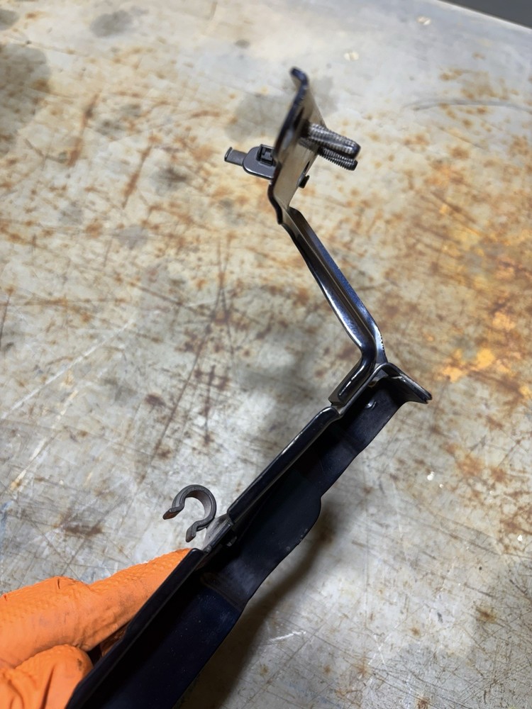 2010 AUDI A4 LEFT FENDER SUPPORT BRACKET 8K0821135C