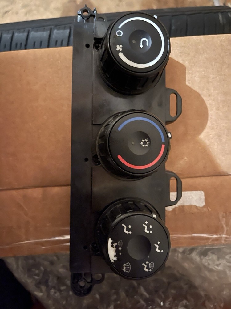 PRE OWNED GENUINE FREIGHTLINER CLIMATE CONTROL MODULE P/N A22-73670-000