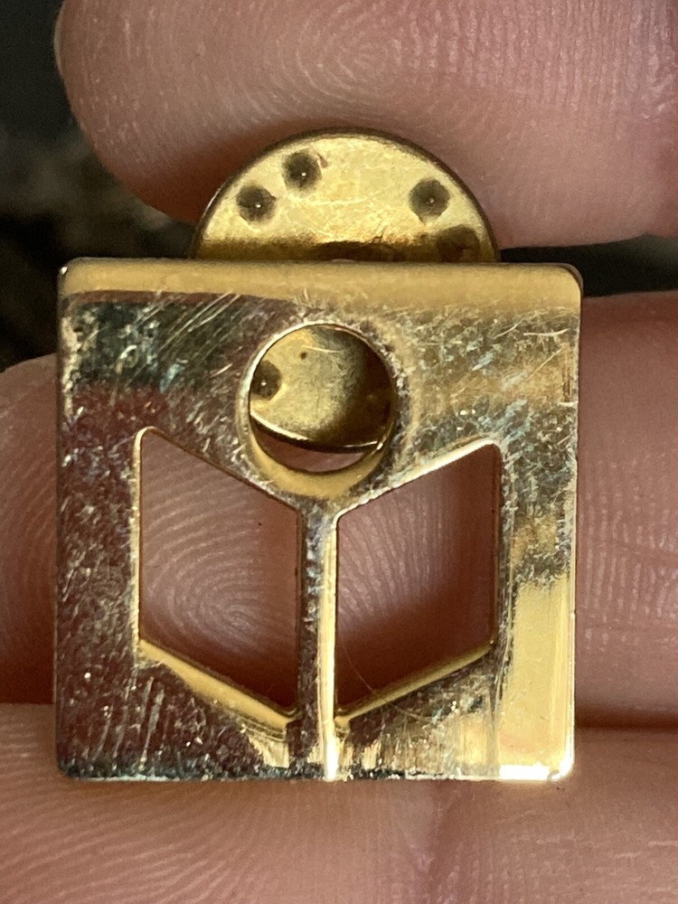 The pin man book reader Lapel Pin EUC K535