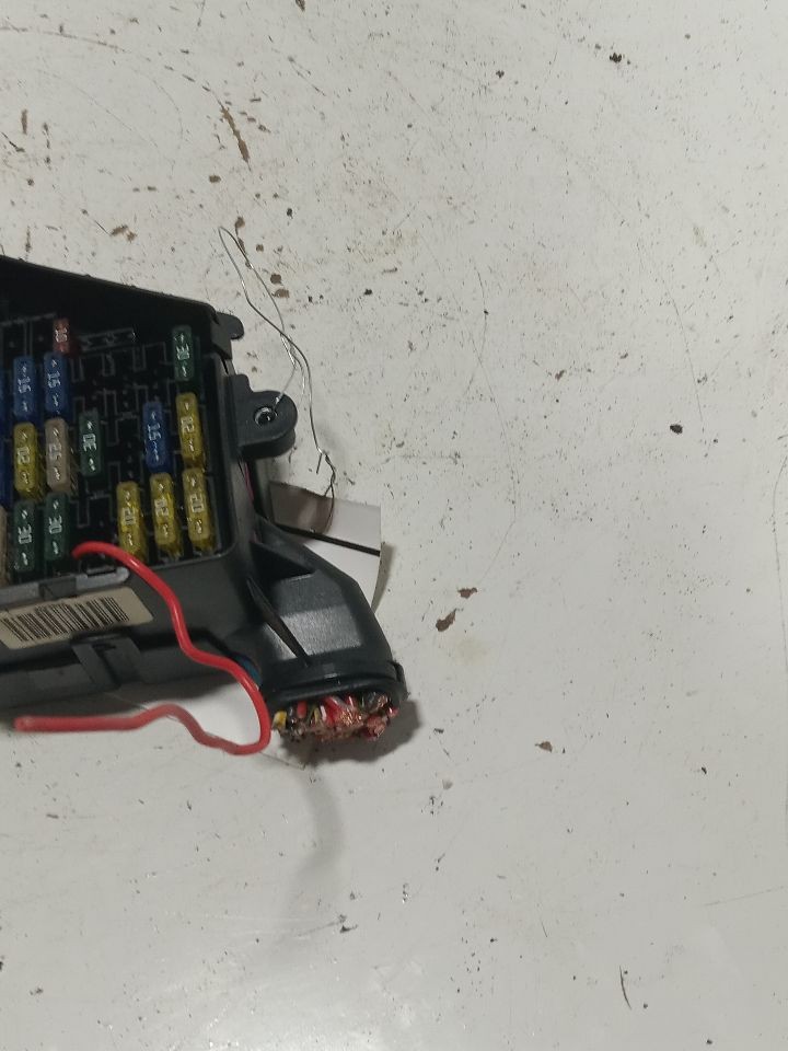 Used Fuse Box Engine fits: 2003 Volkswagen Passat engine compartment Grade A