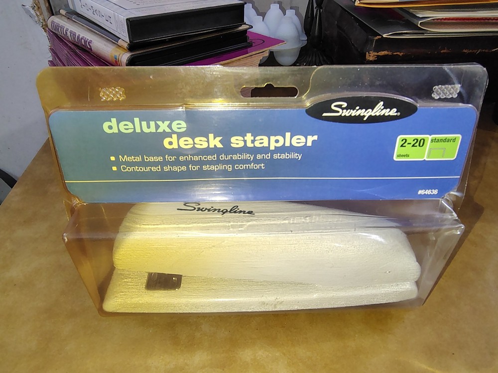 Swingline Deluxe Desk Stapler #64636 White New