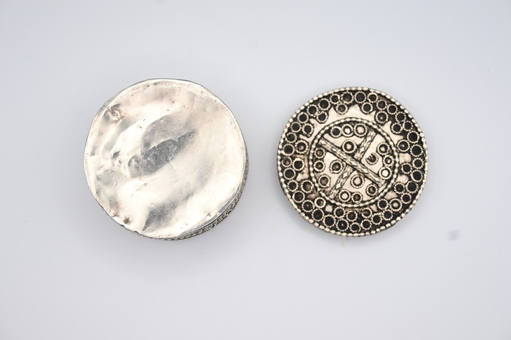 FINE INDIAN KASHMIRI SOLID SILVER CIRCULAR SNUFF BOX 19th C Filigree 50mm