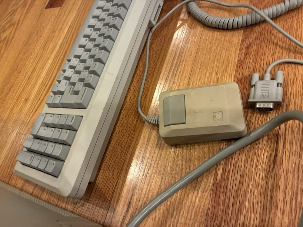 Vintage Macintosh Plus 1MB Apple Computer Model M0001A WORKS -w Keyboard + Mouse