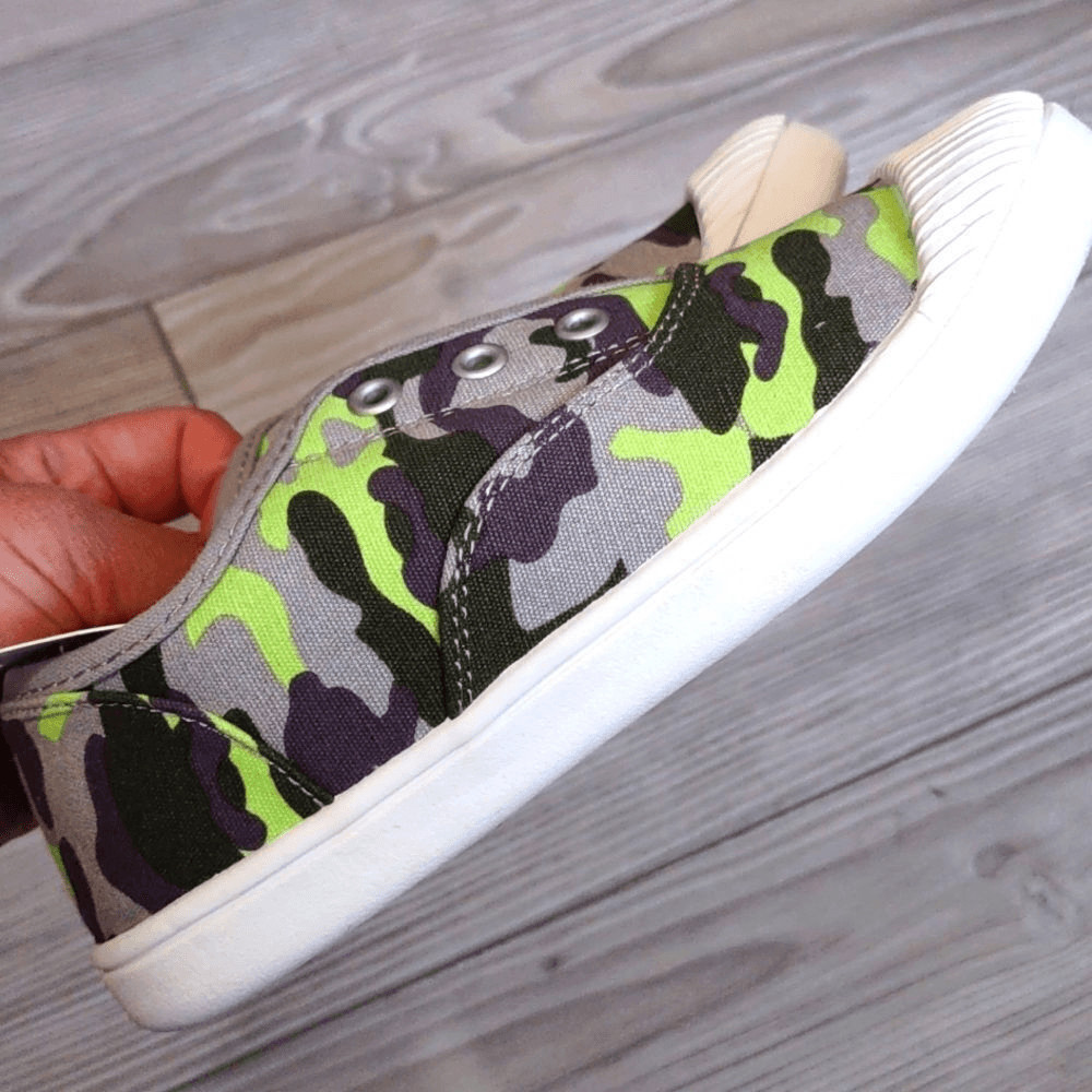 (17-4020) Cat & Jack Archer Size 12