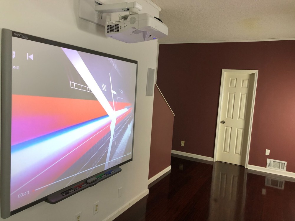 SMART Board SB680 77" Interactive Whiteboard In Great Condition With Pens