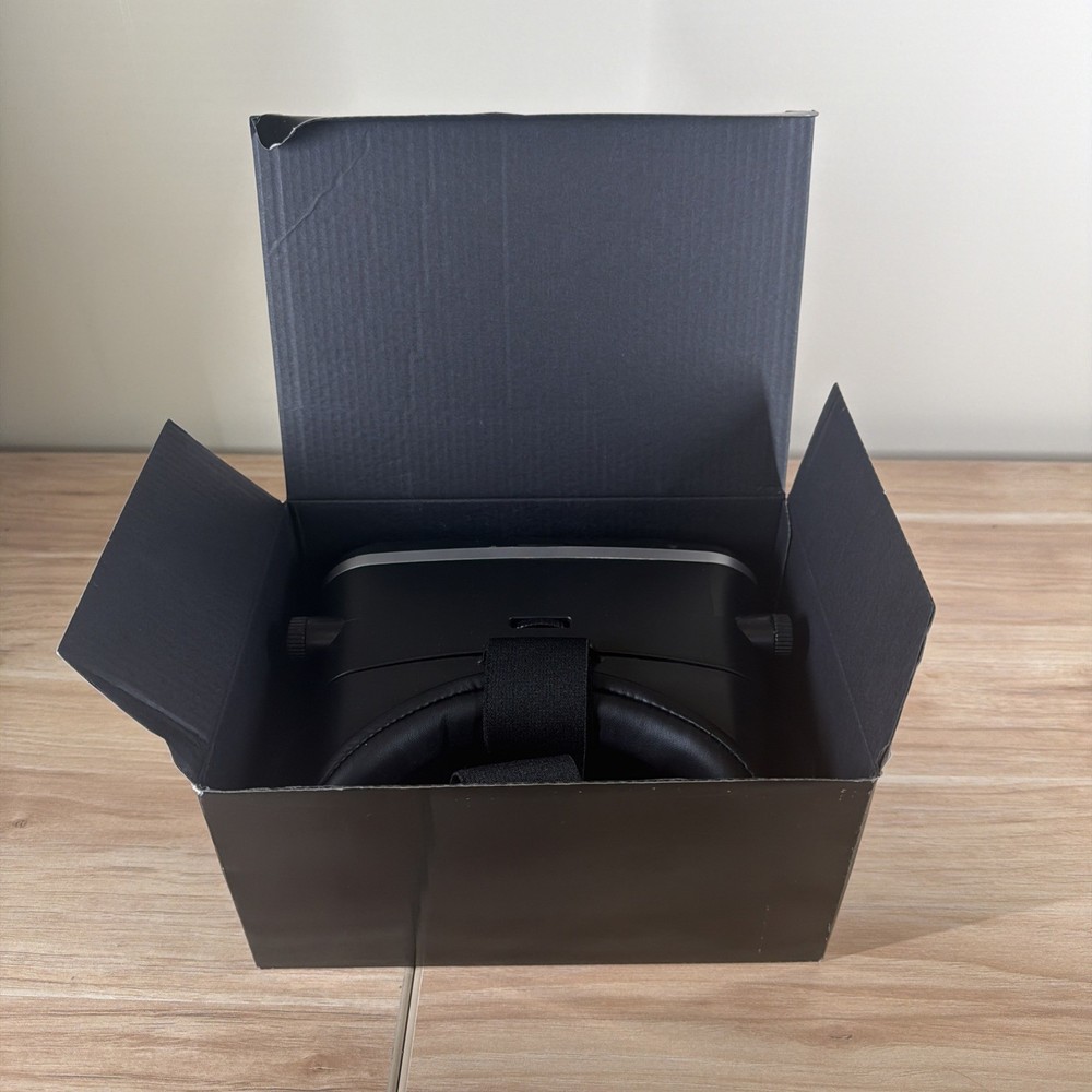 Astoria VR Virtual Reality Headset Black New Open Box Never Worn