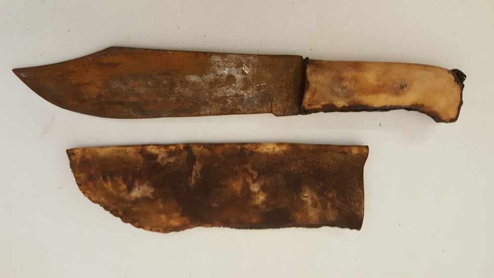Knife & handmade pigskin leather sheath