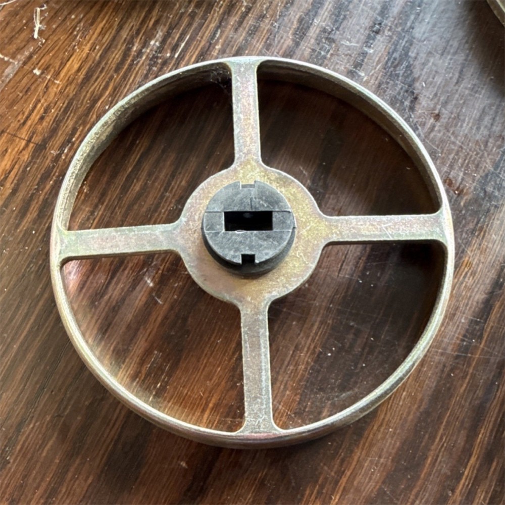 Rotating disk scrapper for John Deere or white planters