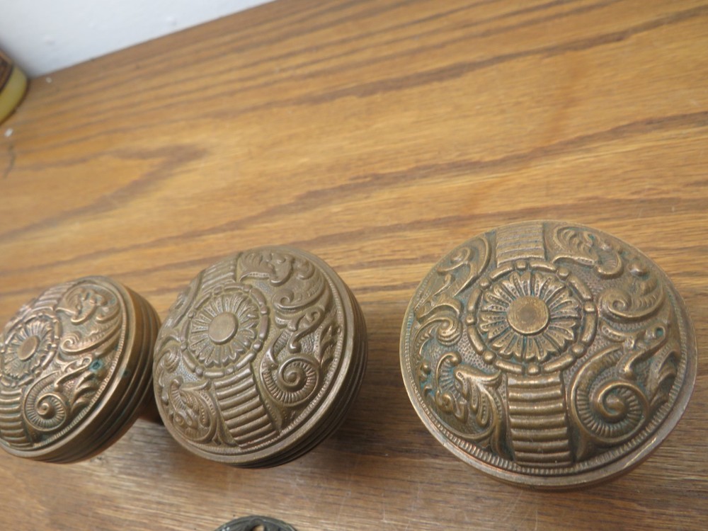3 OLDDOOR KNOBS & ESCUTCHEON