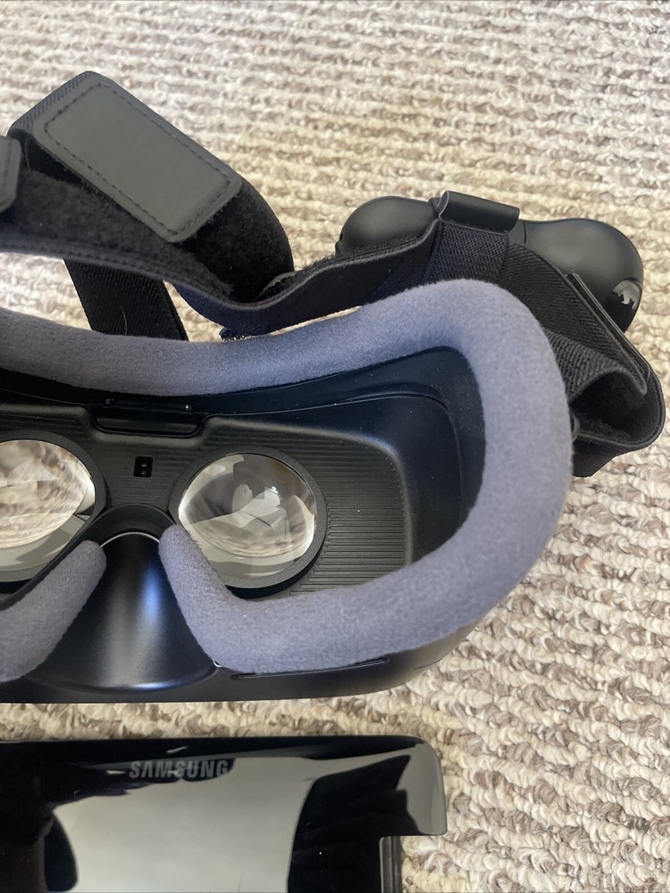 Samsung SMR324 Gear VR with Controller - Black