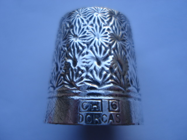 C1910 VINTAGE CHARLES HORNER No6 DORCAS FLORAL PATTERN SILVER THIMBLE
