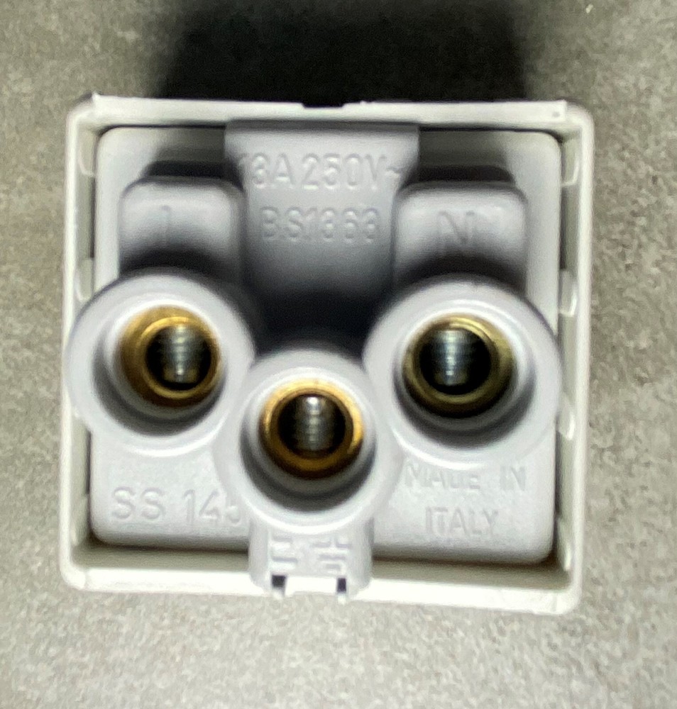 GEWISS GW20208 BRITISH SOCKET-OUTLET 250V ac - 2P+E 13A - 2 MODULES SYSTEM WHITE