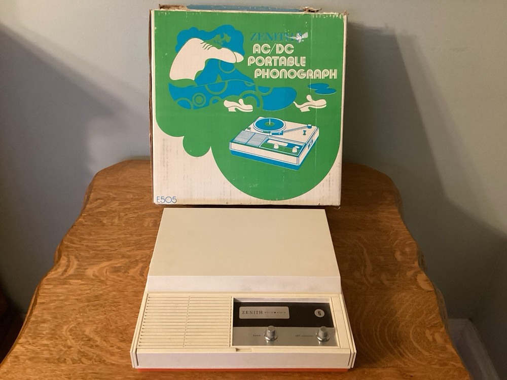 Zenith (Rare)1973 E505V portable record player AC/DC