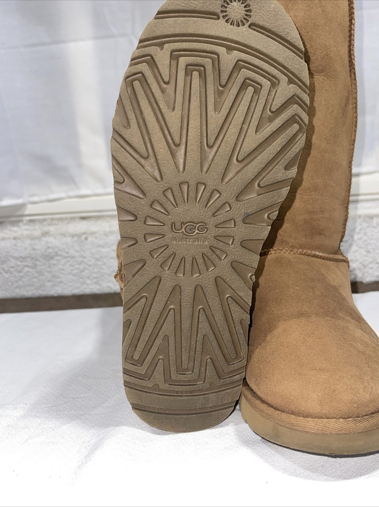 UGG BOOTS WOMEN CLASSIC MID LARGE US SIZE 7