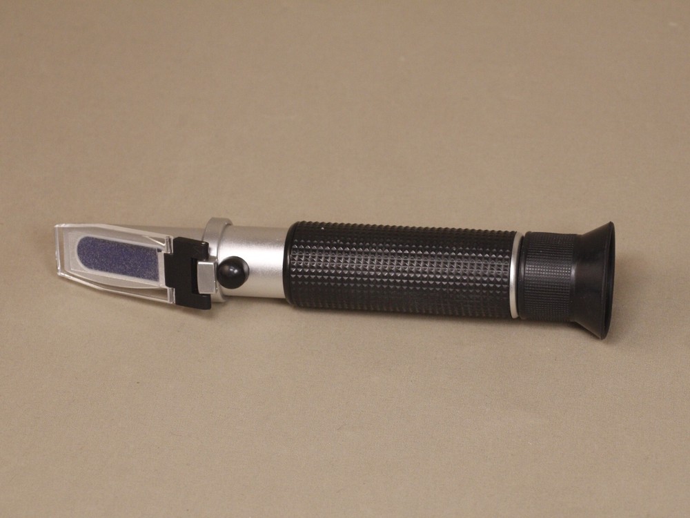 Imagitarium Aquatic Refractometer Pre Owned completed with case and manual.
