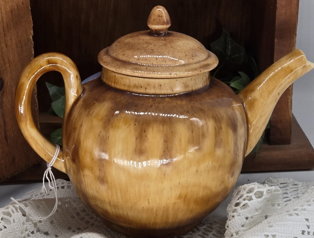 ceramic tea pot w/ fall barn (26083) hand painted
