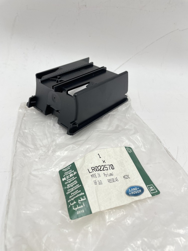 DISCOVERY III BRACKET INSTRUMENT PANEL LR022570