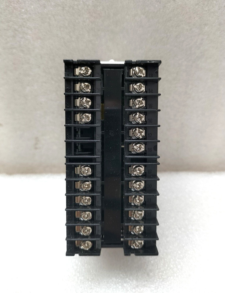 OMRON E5EC-RX2ASM-000 DIGITAL TEMPERATURE CONTROLLER