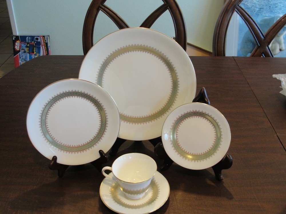 WEDGWOOD ARGYLL 1 - 5 PIECES SETTING