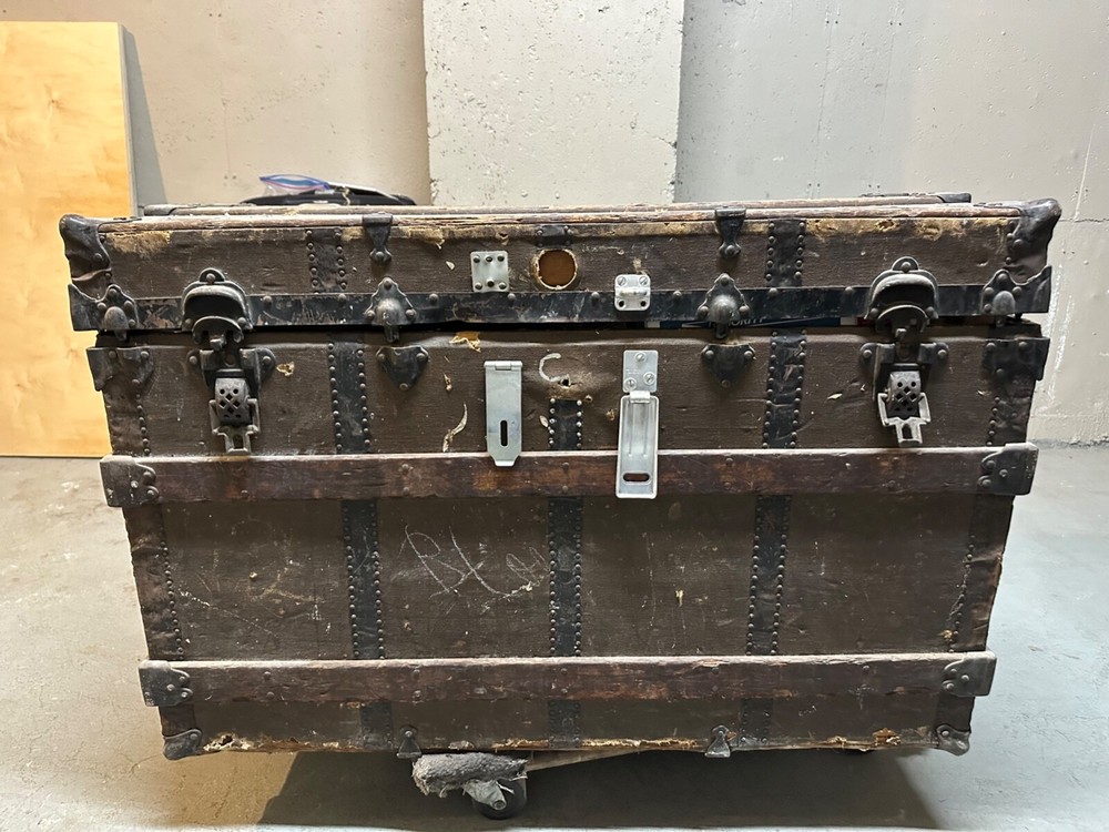 vintage steamer trunks chests