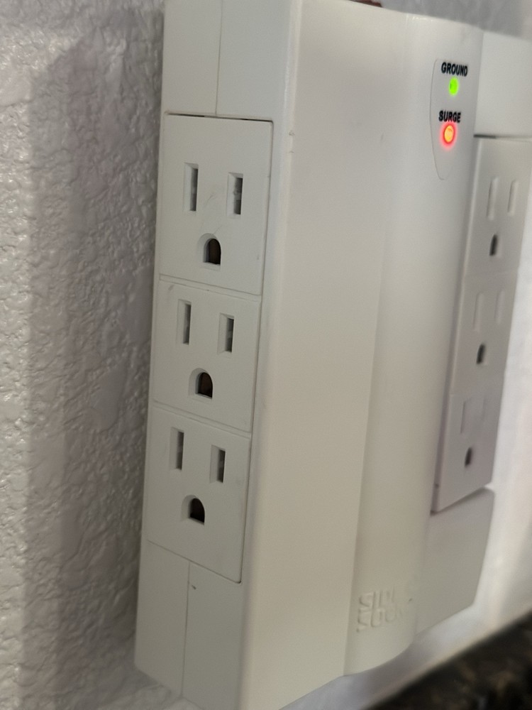 Side Socket SS-2 Wall Socket 6 Outlet Surge Protector w Swivel Sockets Pre-Owned