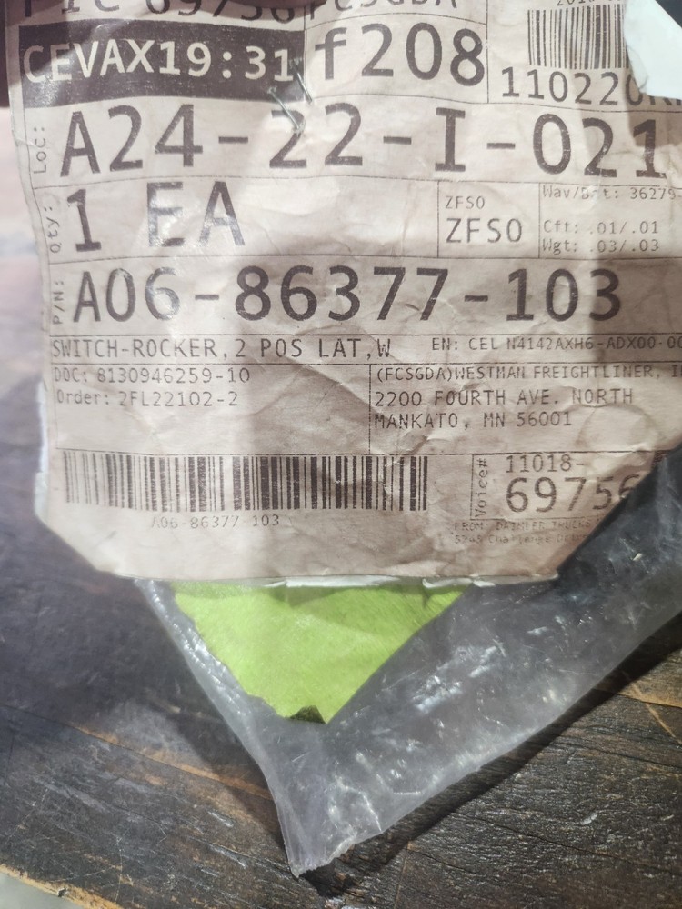 Freightliner A06-86377-103 Rocker Switch, 2 Position w/Indicator Light