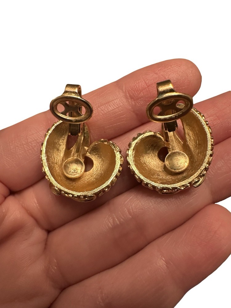Vintage Clip On Earrings Signed Trifari