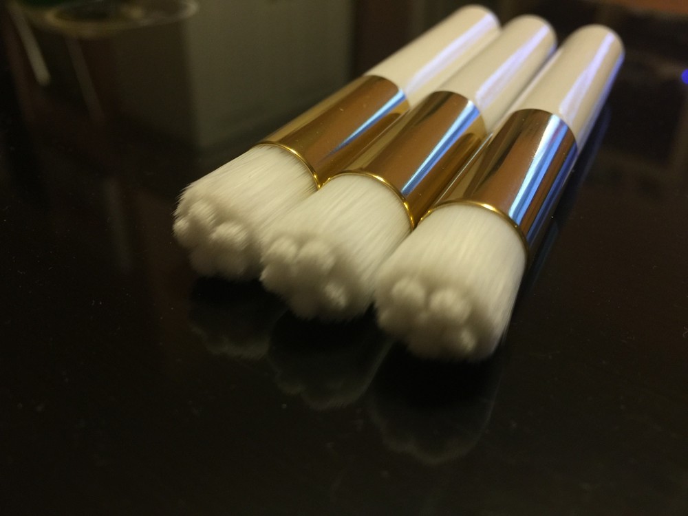 Cleaning brush for eyelash extensions