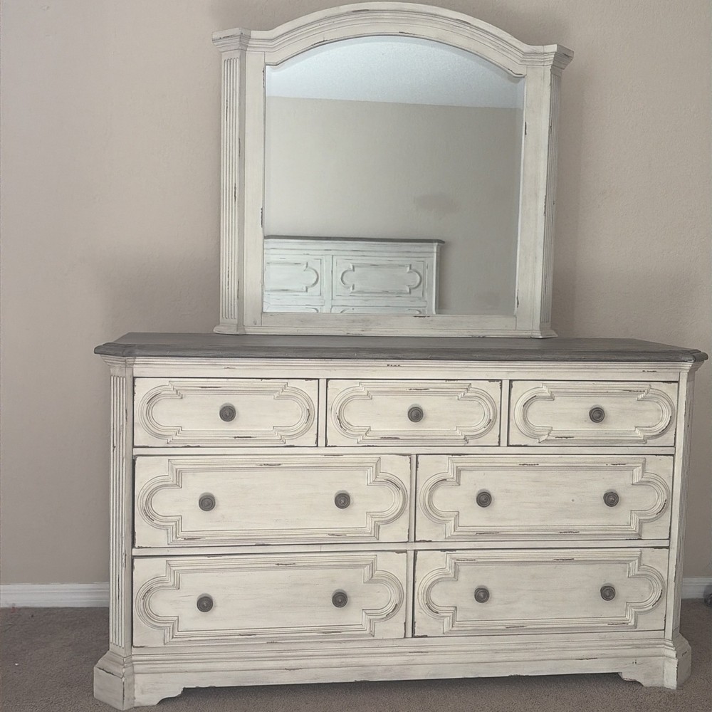 Lindenwood White 5 Pc King Panel Bedroom