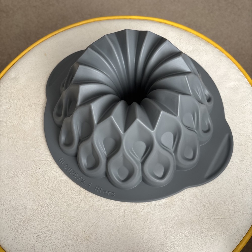 Silicone Bakeware Set - 6 Cake Molds Plus Measuring Cups & Spoons