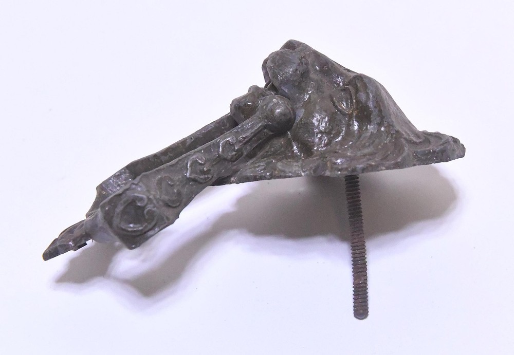 VINTAGE BRASS LIONS HEAD DRAWER PULL HANDLE