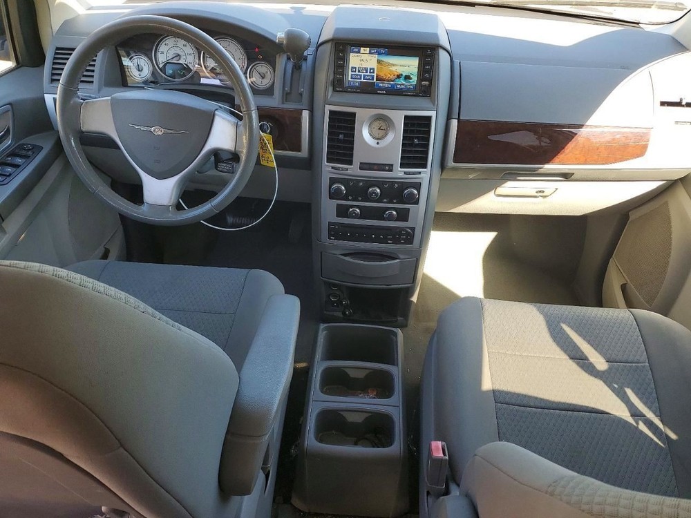 TOWN COUN 2010 Glove Box 4971237