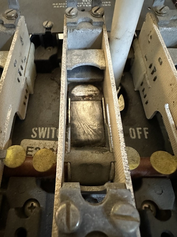 THC33 GENERAL ELECTRIC 100 AMP DISCONNECT