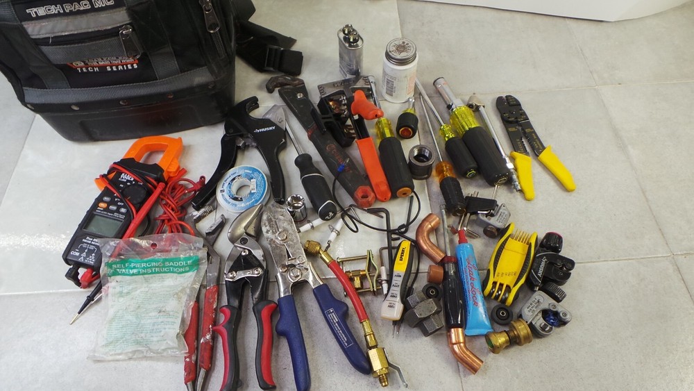 MISC ELECTRICIAN TOOLS & BAG    (121444-1B AOO CTR-A2)