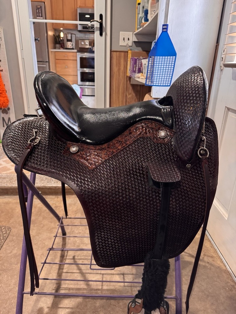 Beautiful, comfortable Endurance saddle 16