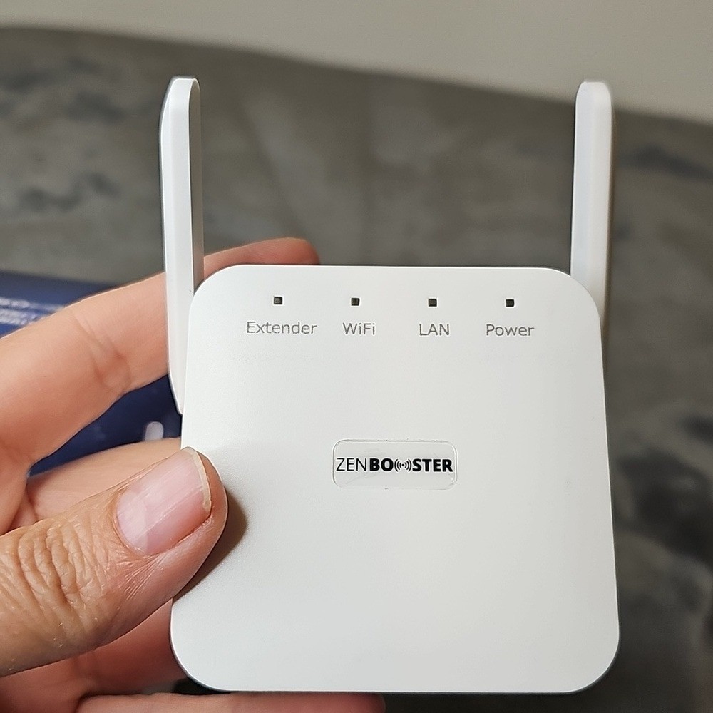 White WiFi Signal Amplifier