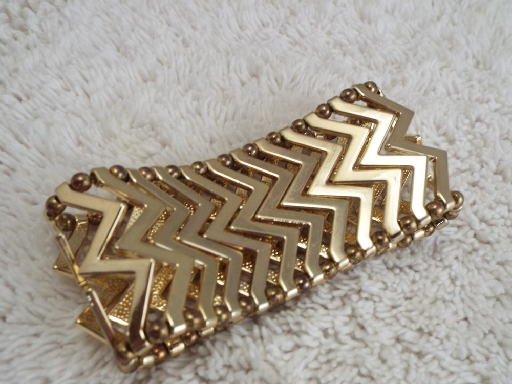 Goldtone ZigZag Stretch Bracelet (D27)