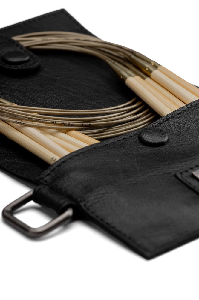 MUUD CARITA A needle case attachment