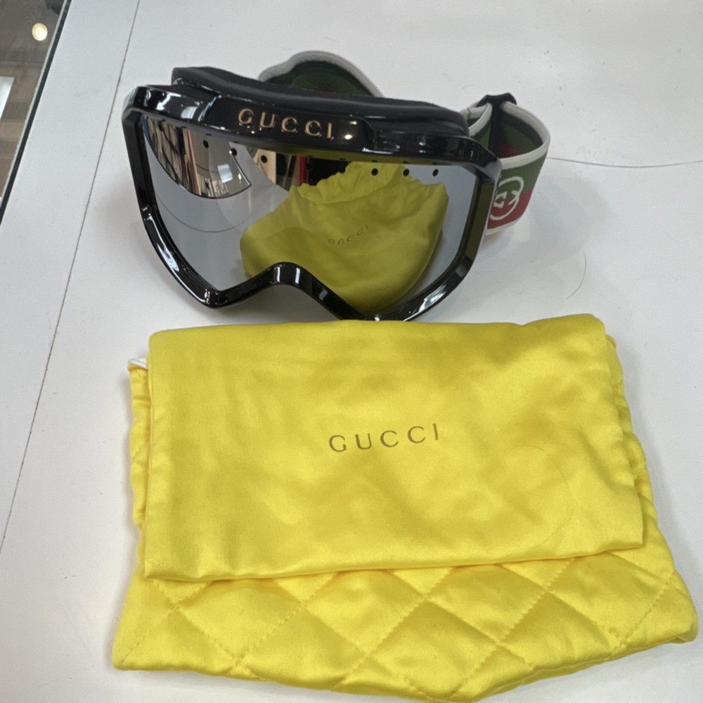 Gucci Shield Ski Goggles Black Frame Mirrored Silver Lens Adjustable Oversized