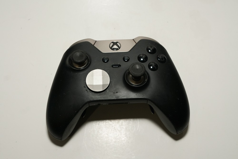 [EXEC] Microsoft Xbox One Elite 1698 Series 1 Controller Black Bluetooth Battery