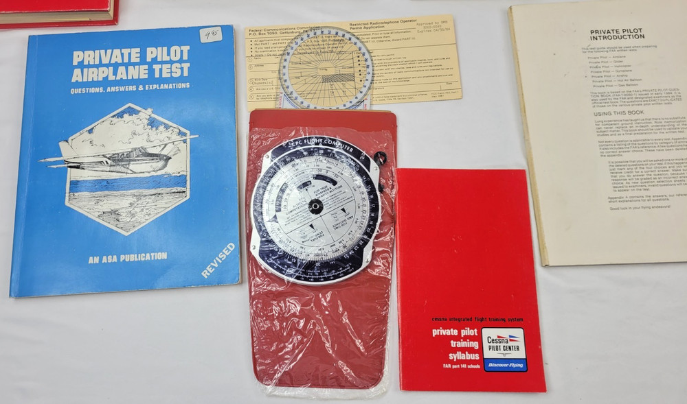 1981 Cessna/Beechcraft Integrated Flight Training System Pilot books W/Red Pouch