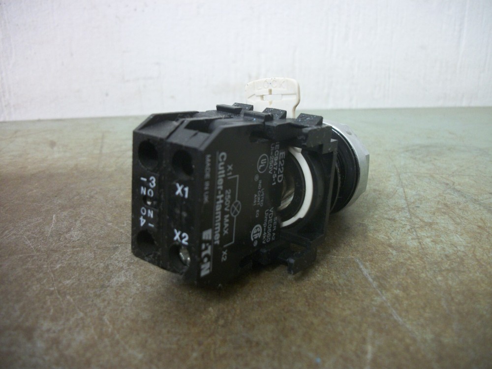 CUTLER-HAMMER GREEN ILLUMINATED 3-POS SPRING RETURN/MAINTAINED SELECTOR SWITCH