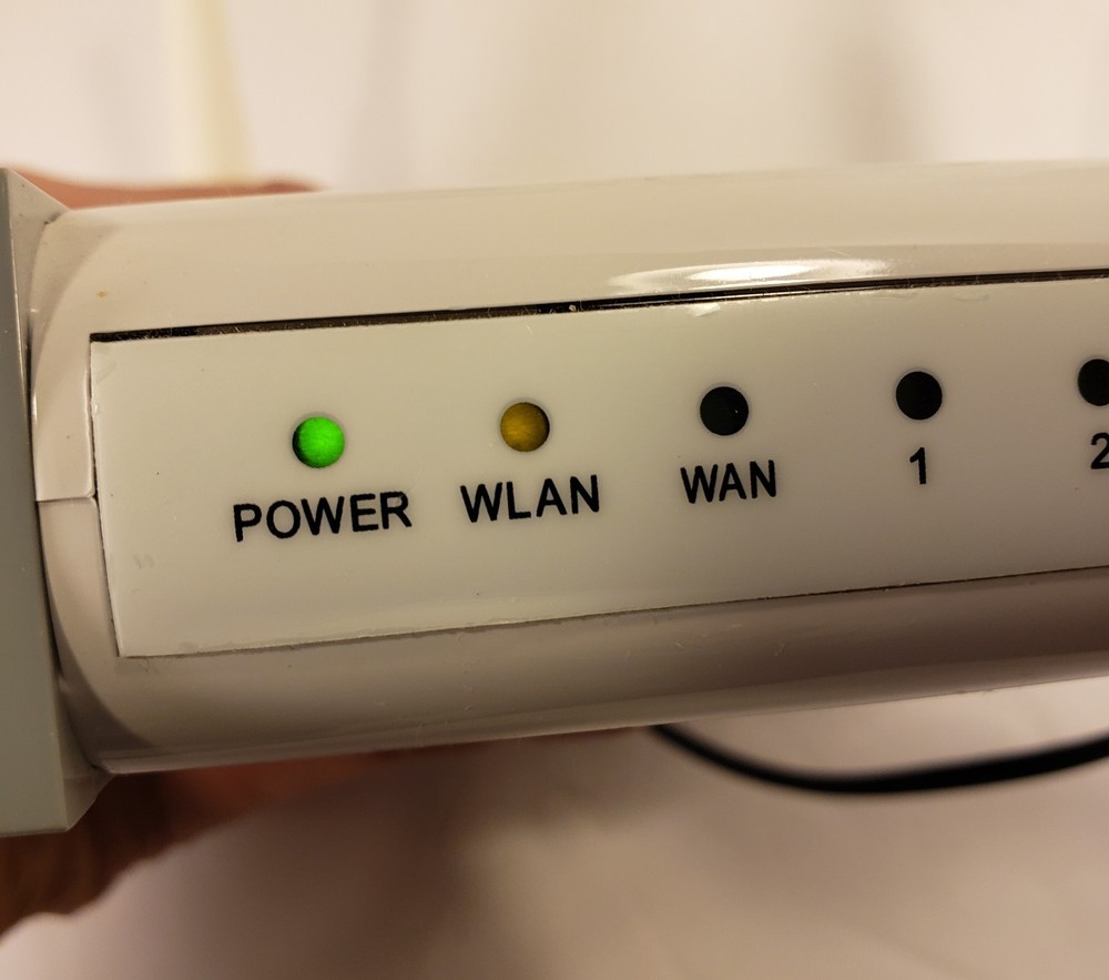 Used Intellinet 4-Port Wireless N300 Router Cd Manuel Box AC Plug-in Untested