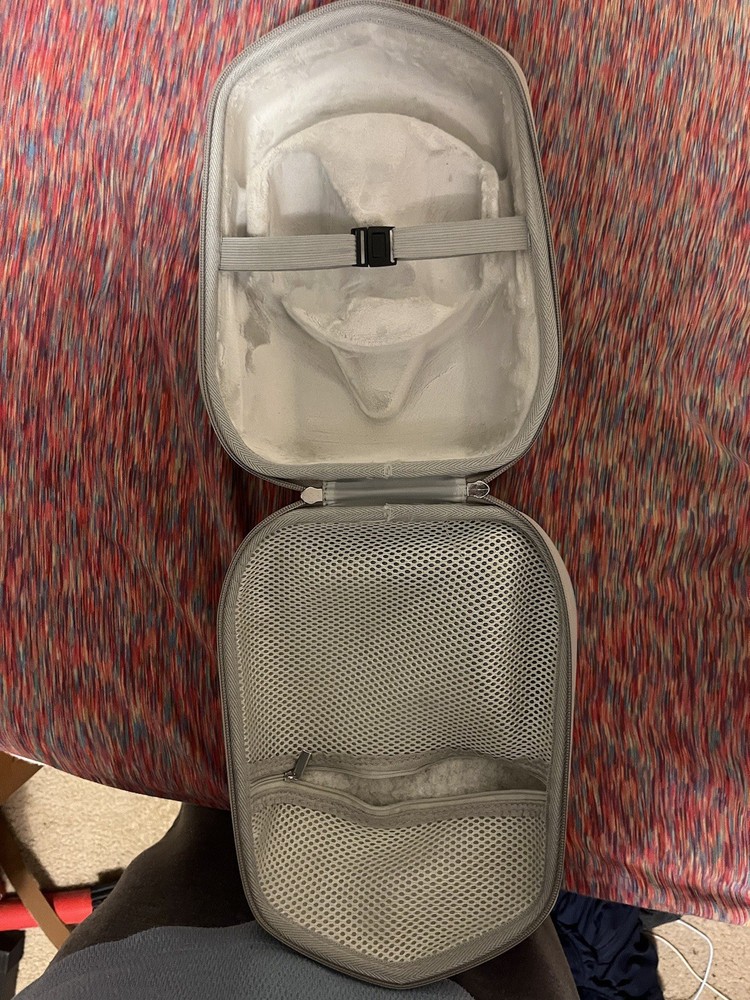 Oculus Quest 3 w/(case and charger)