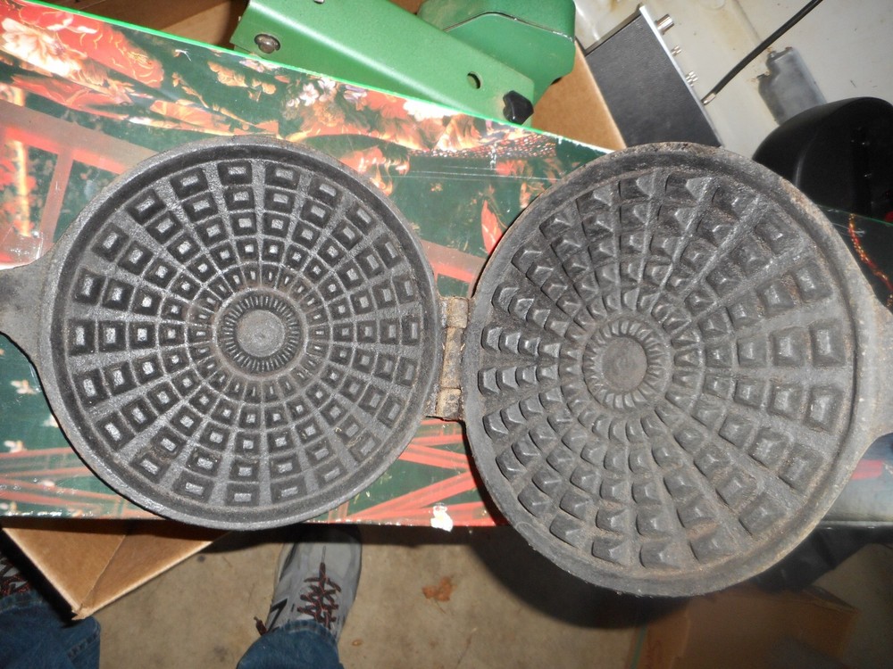 VINTAGE CAST IRON WAFFLE MAKER