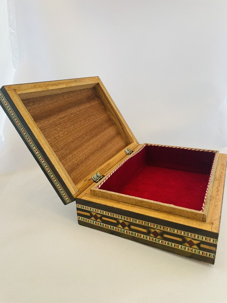 middle eastern wood felt lined , Hinged box. Intricate Details